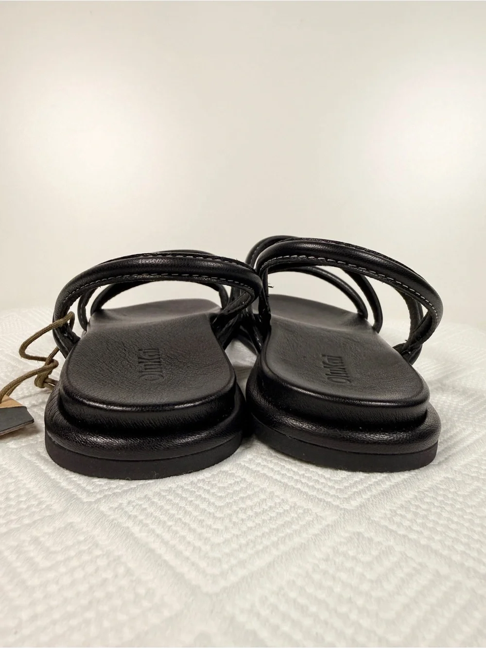 NWT OluKai Tiare Strappy Leather Sandals Black Women’s 8 Slingback Flat